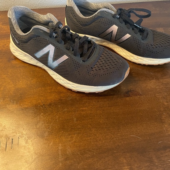 SOLD- Gently used New Balance sneakers - Picture 2 of 6